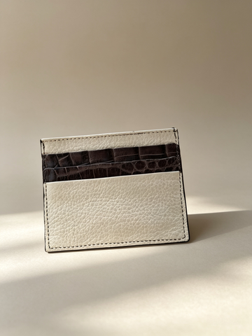 Tarjetero en Cocodrilo colombiano